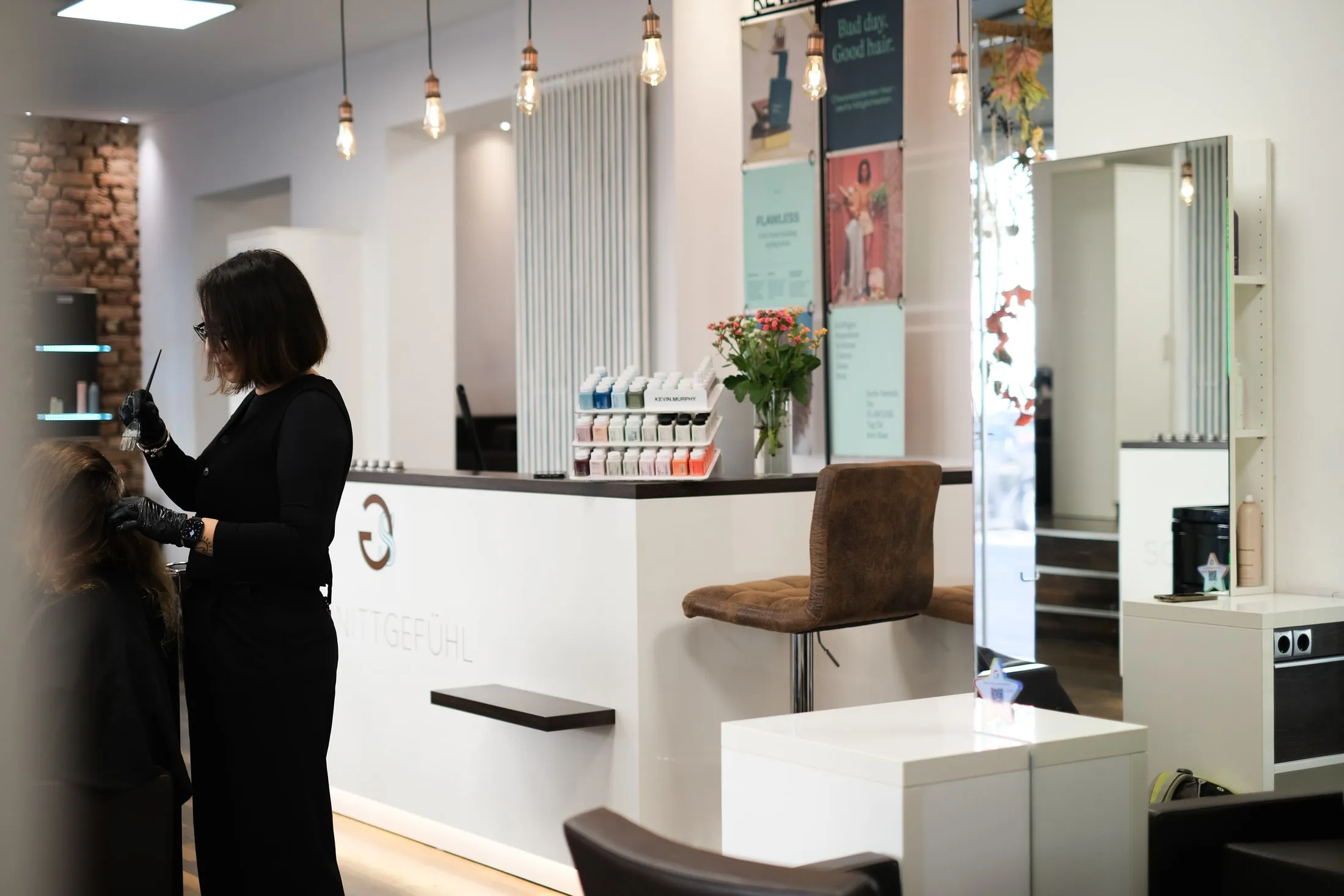 Farbbehandlung am Friseurstuhl im Salon Schnittgefühl