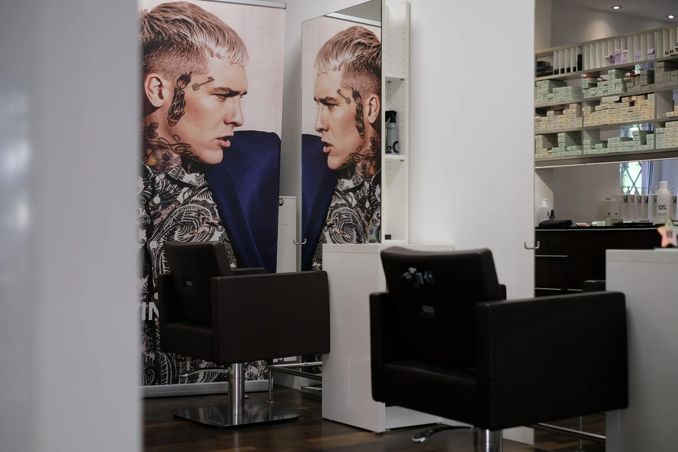 Frisierplätze und Produktregale im Salon Schnittgefühl