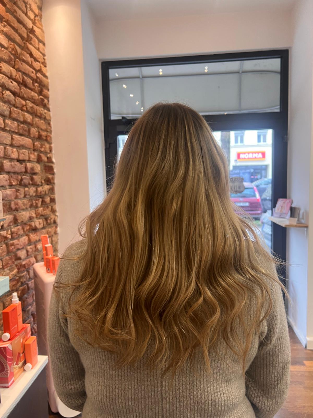 Nachher: weiche Bronde-Balayage (Rückansicht)