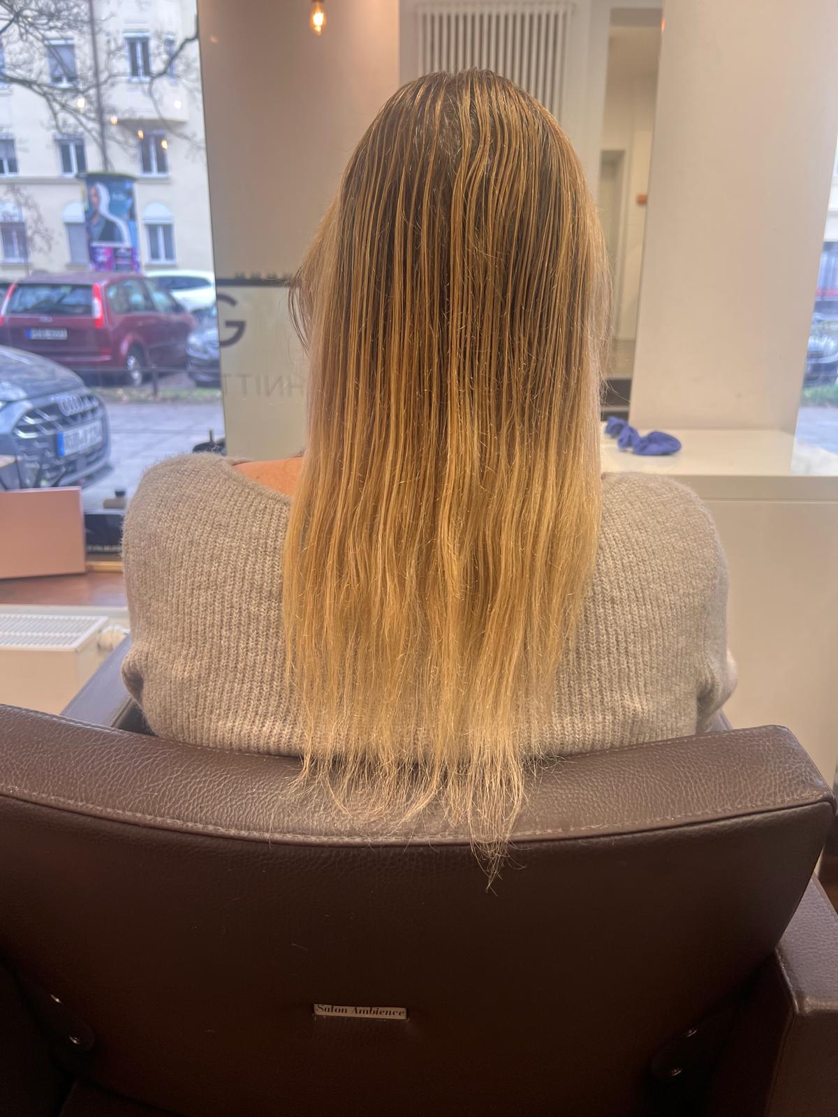 Vorher: ausgewachsenes, ungleichmäßiges Blond (Rückansicht)