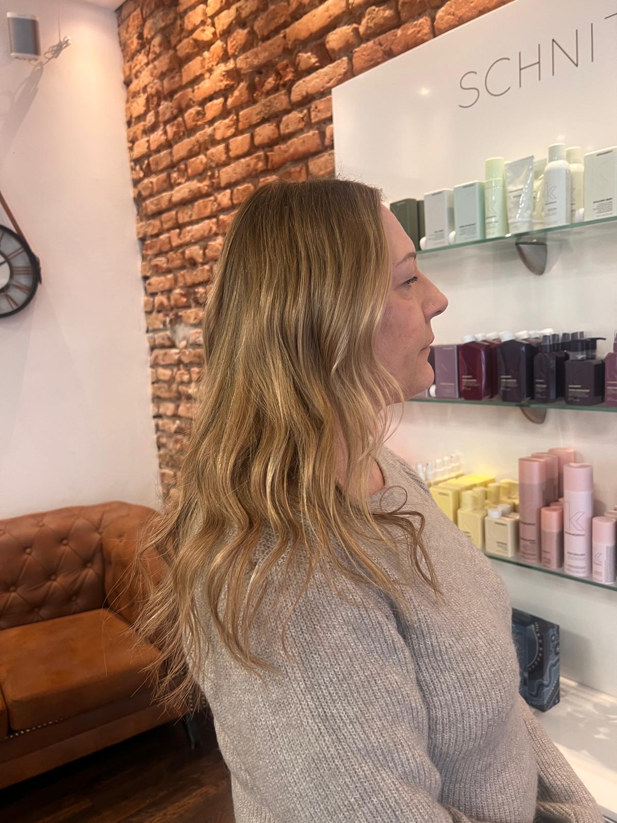 Blond mit weichen Wellen, Seitenansicht, Ergebnis aus unserem Salon